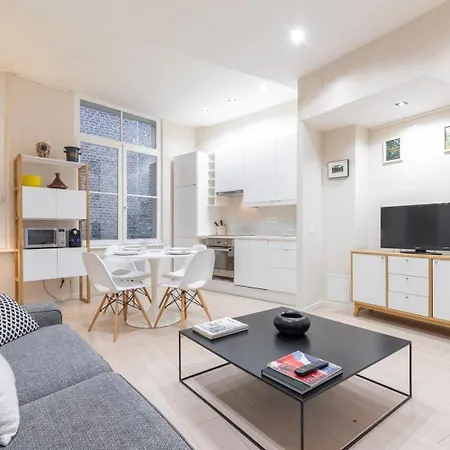 Old - Superb 2 Bedrooms. * ליל