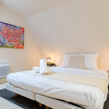 Old - Superb 2 Bedrooms. דירה