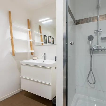 Old - Superb 2 Bedrooms. Lejlighed Lille